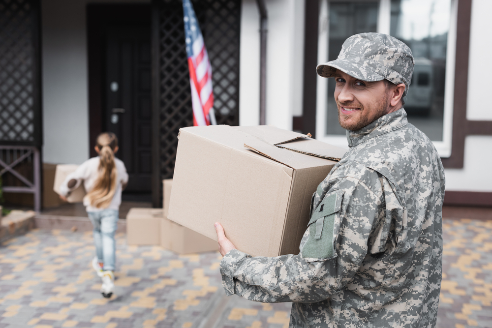 Happy,Military,Serviceman,Holding,Cardboard,Box,And,Looking,At,Camera